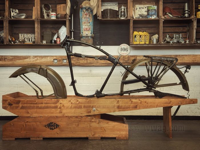Piattaforma di lavoro / sollevatore per moto - Kit fai da te »Vintage Army« di The Cyclery; legno lamellare (abete) / acciaio, Kit; L x L x A: 234 x 56 x 54 cm; Germania; peso lordo: 52 kg
