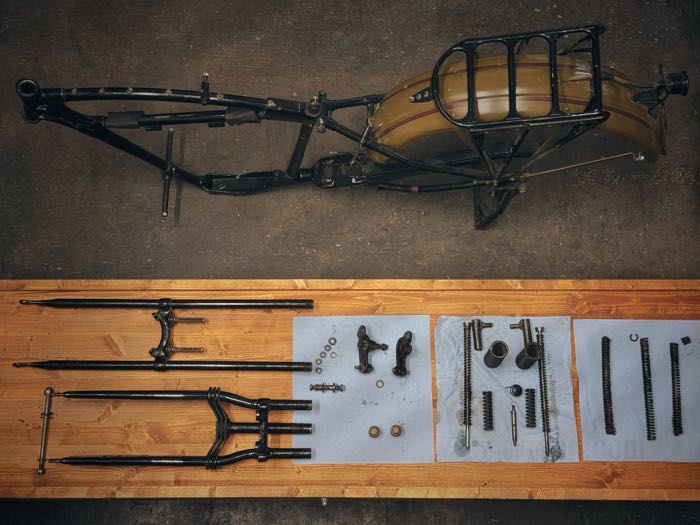 Piattaforma di lavoro / sollevatore per moto - Kit fai da te »Vintage Army« di The Cyclery; legno lamellare (abete) / acciaio, Kit; L x L x A: 234 x 56 x 54 cm; Germania; peso lordo: 52 kg