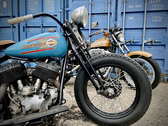 Springer Gabel »Type 1937-1938« von The Cyclery; passend für Knucklehead 1936, Big Twin 1937-early 1946; Stahl, blank, Innengewinde Steuerkopf: 3/4”-14 UNS, Außengewinde Steuerkopf: 1”-24 UNS; Länge: 48.5 cm; Rake: 0 °; Über-/Unterlänge: Serie; mit Schmiernippel 1924-early 1938 und Schmiernippel late 1938→; ersetzt OEM HD 2601-36 und 45515-36; Europa; Bruttogewicht: 20 kg