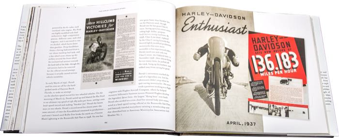 Libro »The Harley-Davidson Story - Tales from the Archives«; ancho x alto: 285 x 240 mm; de Aaron Frank; tapa dura; color; 224 páginas; inglés; ISBN: 9780760360712; peso bruto: 1.4 kg