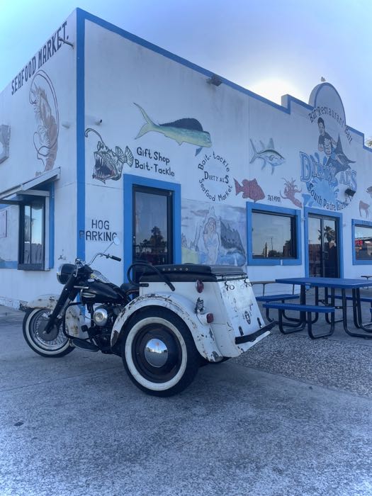 Cuscino di The Cyclery; atto per Servi-Car 1942-1967; vinile, nero; L x L x A: 600 x 850 x 60 mm; con bande montaggio da avvitare; rimpiazza OEM HD 84945-32; U.S.A.; peso lordo: 3.6 kg