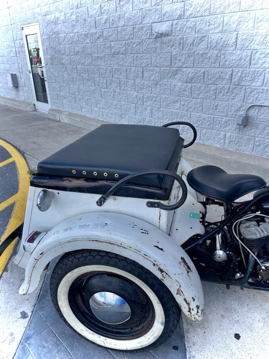 Cuscino di The Cyclery; atto per Servi-Car 1942-1967; vinile, nero; L x L x A: 600 x 850 x 60 mm; con bande montaggio da avvitare; rimpiazza OEM HD 84945-32; U.S.A.; peso lordo: 3.6 kg