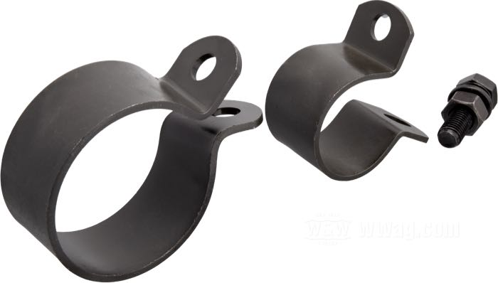 Morsetto per scarico »tipo OEM« di The GasBox; per Collettor scarico; atto per Knucklehead 1936, Big Twin Sidevalve 1937-1947, OHV 1937-1947 con paracalore flex; tubo scarico anteriore al telaio; acciaio, parkerizzato, Ø 1” e Ø 1-3/4”; Punto installazione: anteriore; rimpiazza OEM HD 1063-36 e 6511-36; U.S.A.; peso lordo: 130 g