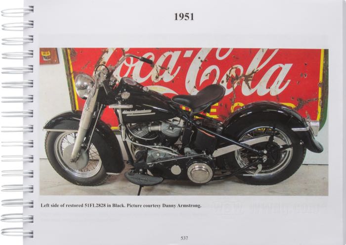 Libro »The Harley-Davidson Panhead Years Vol. 2 - January 1951-December 1953«; carta; larghezza x altezza: 28 x 21 cm; di Steve Slocombe; spiralatura; a colori + bianco e nero; 514 pagine; inglese; ISBN: 9781739135843; peso lordo: 1.43 kg