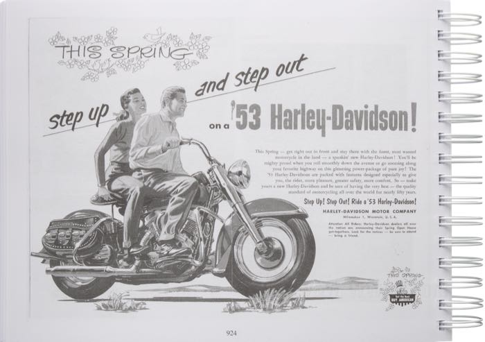 Libro »The Harley-Davidson Panhead Years Vol. 2 - January 1951-December 1953«; carta; larghezza x altezza: 28 x 21 cm; di Steve Slocombe; spiralatura; a colori + bianco e nero; 514 pagine; inglese; ISBN: 9781739135843; peso lordo: 1.43 kg