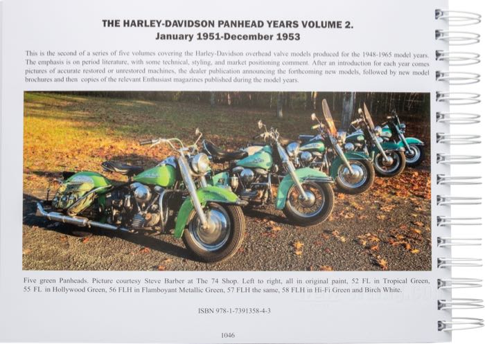 Libro »The Harley-Davidson Panhead Years Vol. 2 - January 1951-December 1953«; carta; larghezza x altezza: 28 x 21 cm; di Steve Slocombe; spiralatura; a colori + bianco e nero; 514 pagine; inglese; ISBN: 9781739135843; peso lordo: 1.43 kg