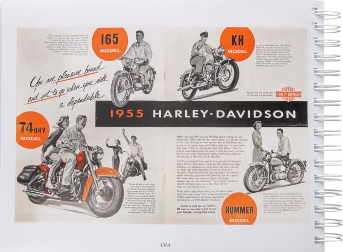 Libro »The Harley-Davidson Panhead Years Vol. 3 - January 1954-December 1956«; carta; larghezza x altezza: 28 x 21 cm; di Steve Slocombe; spiralatura; a colori + bianco e nero; 530 pagine; inglese; ISBN: 9781739135850; peso lordo: 1.46 kg