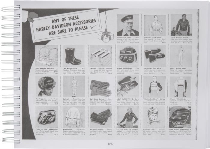 Libro »The Harley-Davidson Panhead Years Vol. 3 - January 1954-December 1956«; carta; larghezza x altezza: 28 x 21 cm; di Steve Slocombe; spiralatura; a colori + bianco e nero; 530 pagine; inglese; ISBN: 9781739135850; peso lordo: 1.46 kg