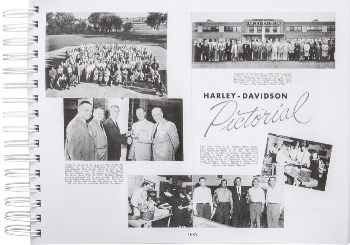Libro »The Harley-Davidson Panhead Years Vol. 4 - January 1957-December 1960«; carta; larghezza x altezza: 28 x 21 cm; di Steve Slocombe; spiralatura; a colori + bianco e nero; 352 pagine; inglese; ISBN: 9781739135867; peso lordo: 1.27 kg
