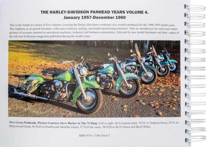 Libro »The Harley-Davidson Panhead Years Vol. 4 - January 1957-December 1960«; carta; larghezza x altezza: 28 x 21 cm; di Steve Slocombe; spiralatura; a colori + bianco e nero; 352 pagine; inglese; ISBN: 9781739135867; peso lordo: 1.27 kg