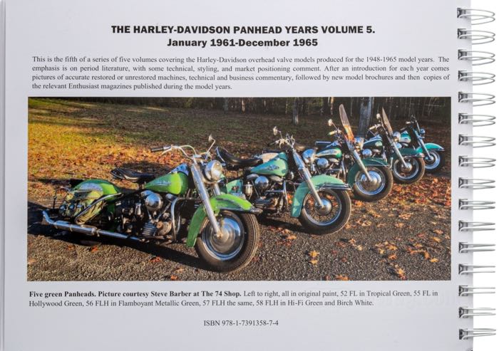 Libro »The Harley-Davidson Panhead Years Vol 5. - January 1961-December 1965«; carta; larghezza x altezza: 28 x 21 cm; di Steve Slocombe; spiralatura; a colori + bianco e nero; 309 pagine; inglese; ISBN: 9781739135874; peso lordo: 1.13 kg