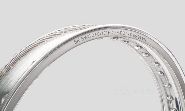 Felge; Aluminium; Profil: Hochschulter; Felgenfinish: poliert; 2.5x18 ”; Anzahl Speichenbohrungen: 40; Metallventil mittig; Innen-Ø: 434 mm; für breite und schmale Naben; mit DOT Prüfzeichen; Bruttogewicht: 1.95 kg