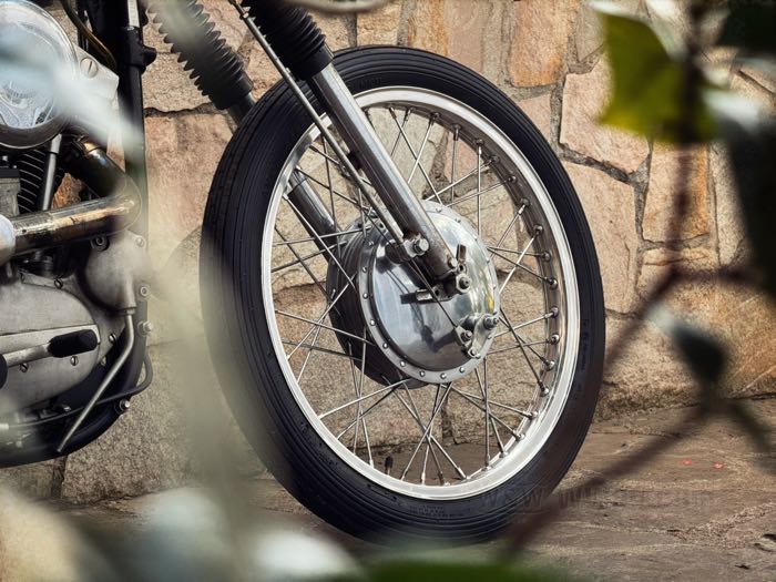 Drum brake »Hamburger« by IronheadChina; fits XL 1964-1972, FX 1971-1972; matching axle Ø: 17 mm; cast aluminum, polished, number of spoke holes: 40; width: 111 mm; position: front; ID x OD: 202 x 248 mm; with brake shoes, brake cam, springs, pivot stud; replaces OEM HD 43600-64, and 44148-64; China; gross weight: 5.31 kg