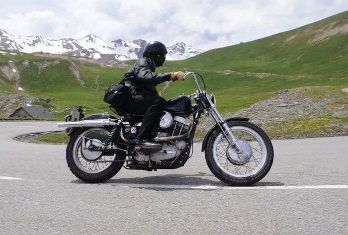 Ruota a raggi anteriore di Bates; atto per XL 1964-1972, FX 1971-1972; alluminio / alluminio fuso / acciaio; finissaggio mozzo: lucidato(a); profilo: spalla alta; finissaggio cerchio: lucidato(a); 2.15x19 ”; raggi: acciaio cromato; perno ruota adatto Ø: 17 mm; valvola di metallo centrale; Punto installazione: anteriore; rimpiazza OEM HD 43495-70, 43600-64 e 44148-64; peso lordo: 9.4 kg