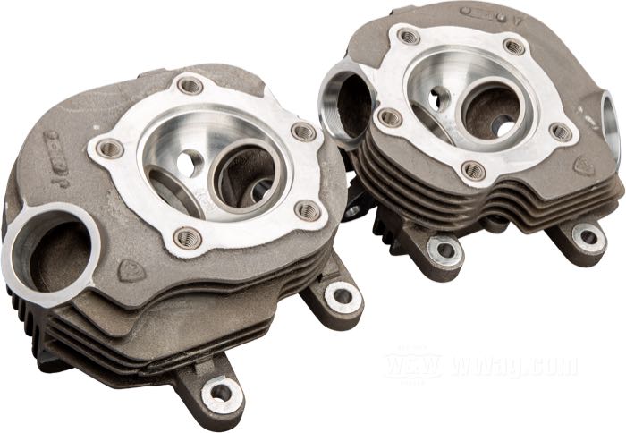 Kit testate »Knucklehead« di Cannonball; atto per modelli OHV 1936-1947; alluminio fuso, naturale; peso netto: 5.35 kg; alesaggio nominale: 3-7/16 ”; allacciamento dei scarichi: Knucklehead; schema dei bulloni di testata: Knucklehead; allacciamento d'aspirazione: Knucklehead tipo flange da avvitare (1940-1947); alimentazione di olio: esterno; filettature candele: 1 x M18 x 1.5 x 12.7 mm; rimpiazza OEM HD 16700-40 e 16697-40; Germania; peso lordo: 8.59 kg