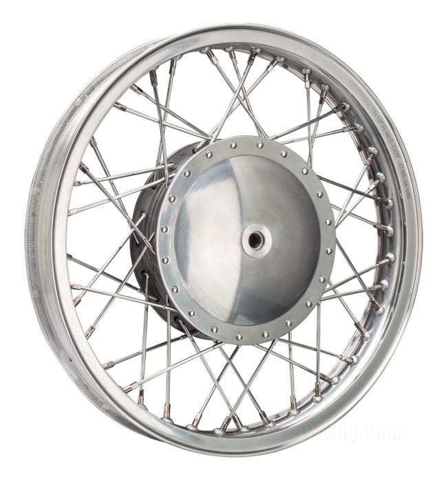 Ruota a raggi anteriore di Bates; atto per XL 1964-1972, FX 1971-1972; alluminio / alluminio fuso / acciaio; finissaggio mozzo: lucidato(a); profilo: spalla alta; finissaggio cerchio: lucidato(a); 2.15x19 ”; raggi: acciaio cromato; perno ruota adatto Ø: 17 mm; valvola di metallo centrale; Punto installazione: anteriore; rimpiazza OEM HD 43495-70, 43600-64 e 44148-64; peso lordo: 9.4 kg