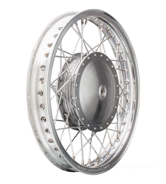 Ruota a raggi anteriore di Bates; atto per XL 1964-1972, FX 1971-1972; alluminio / alluminio fuso / acciaio; finissaggio mozzo: lucidato(a); profilo: spalla alta; finissaggio cerchio: lucidato(a); 2.15x19 ”; raggi: acciaio cromato; perno ruota adatto Ø: 17 mm; valvola di metallo centrale; Punto installazione: anteriore; rimpiazza OEM HD 43495-70, 43600-64 e 44148-64; peso lordo: 9.4 kg