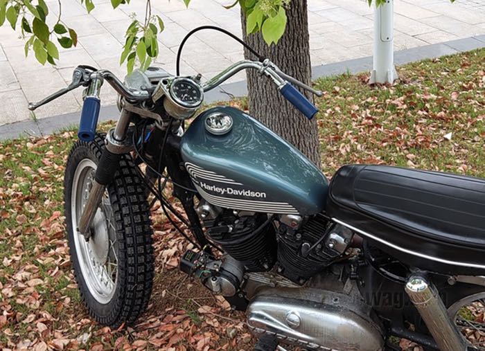 Manubrio »Sport« di IronheadChina; atto per XLCH 1963-1964, XLH 1967-1972, XLCH 1970-1972; acciaio, cromato; con Comandi gas Quickturn; rimpiazza OEM HD 56087-63, 56085-69A, 56220-58, 56378-65, 56278-10, 56216-53, 56288-53, 56503-65 e 9260; Cina; peso lordo: 2.2 kg