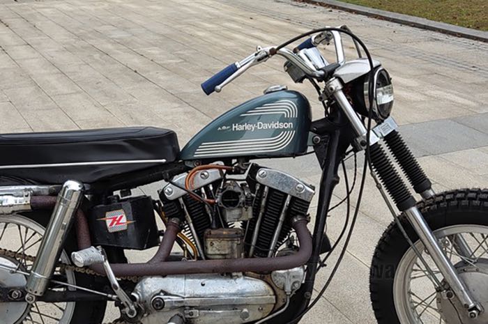 Manubrio »Sport« di IronheadChina; atto per XLCH 1963-1964, XLH 1967-1972, XLCH 1970-1972; acciaio, cromato; con Comandi gas Quickturn; rimpiazza OEM HD 56087-63, 56085-69A, 56220-58, 56378-65, 56278-10, 56216-53, 56288-53, 56503-65 e 9260; Cina; peso lordo: 2.2 kg