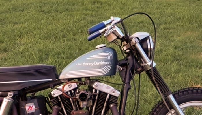 Manubrio »Sport« di IronheadChina; atto per XLCH 1963-1964, XLH 1967-1972, XLCH 1970-1972; acciaio, cromato; con Comandi gas Quickturn; rimpiazza OEM HD 56087-63, 56085-69A, 56220-58, 56378-65, 56278-10, 56216-53, 56288-53, 56503-65 e 9260; Cina; peso lordo: 2.2 kg