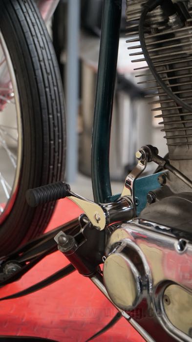 Fußschalthebel »EZ« von Junior's Hand Made; passend für Big Twin 1936-1969; Edelstahl, poliert; mit Schalthebelpedal; USA; Bruttogewicht: 883 g