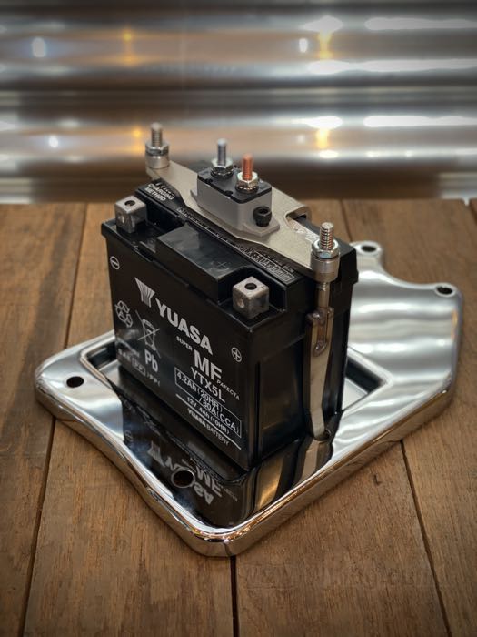 Haltestangen von Trident Cycle Supply; für Batterie; für Horseshoe Öltanks; passend für Big Twin 1936-1964; YTX5L-BS und YTX4L-BS; Edelstahl / Aluminium, blank; mit Befestigungsteilen, 30A Bimetallsicherung; USA; Bruttogewicht: 312 g
