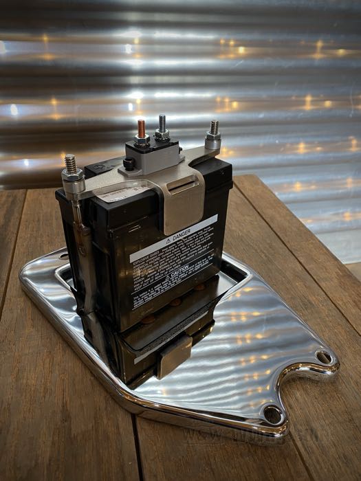 Haltestangen von Trident Cycle Supply; für Batterie; für Horseshoe Öltanks; passend für Big Twin 1936-1964; YTX5L-BS und YTX4L-BS; Edelstahl / Aluminium, blank; mit Befestigungsteilen, 30A Bimetallsicherung; USA; Bruttogewicht: 312 g