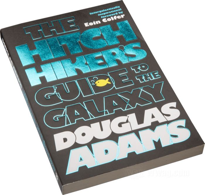 Libro »The Hitch Hiker’s Guide to the Galaxy«; papel; ancho x alto: 10.5 x 17.5 cm; de Douglas Adams; encuadernación rústica; 216 páginas; inglés; ISBN: 9780345391803; peso bruto: 163 g
