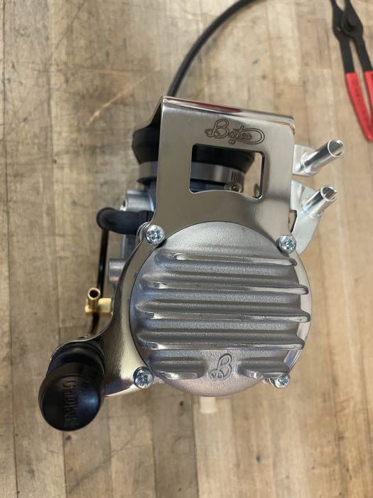 Kit di montaggio di Bates; per carburatori Keihin CV 1988→; per collettori Tillotson, Bendix e Keihin (a farfalla); acciaio inox, lucidato; distanzia fori fissaggio: 73 mm; spessore: 3 mm; Spagna; peso lordo: 400 g