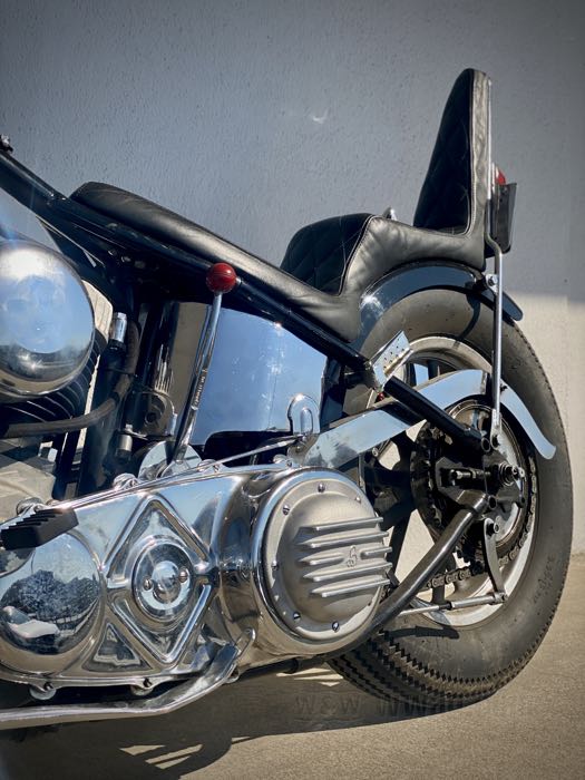 Coperchio frizione »BigFin« di Bates; atto per Big Twin 1936-1964; alluminio fuso, come colato / lucidato; Spagna; peso lordo: 738 g
