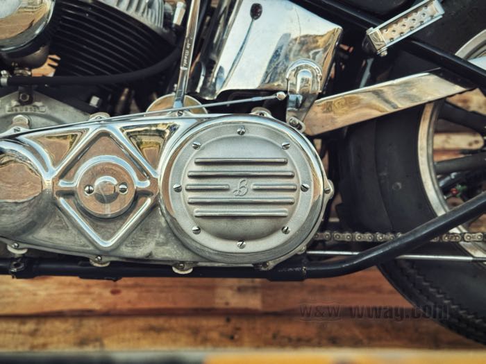 Coperchio frizione »BigFin« di Bates; atto per Big Twin 1936-1964; alluminio fuso, come colato / lucidato; Spagna; peso lordo: 738 g