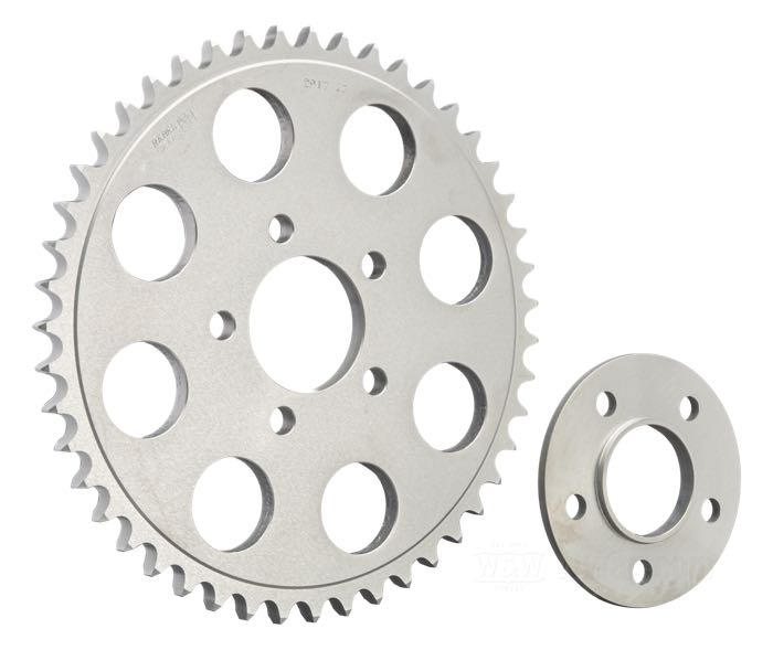 Couronne à chaîne; adaptable à Big Twin 1973-1985, Sportster 1979-1981; aluminium 7116 T6, argenté, satiné; déport: 6 mm; nombre de dents: 47; pas: 530 (5/8” x 3/8”); Ø collier centrage: 50 mm; avec entretoise; USA; poids brut: 987 g