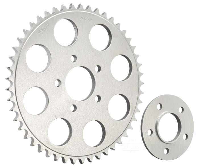 Couronne à chaîne; adaptable à Big Twin 1973-1985, Sportster 1979-1981; aluminium 7116 T6, argenté, satiné; déport: 6 mm; nombre de dents: 49; pas: 530 (5/8” x 3/8”); Ø collier centrage: 50 mm; avec entretoise; USA; poids brut: 1.01 kg