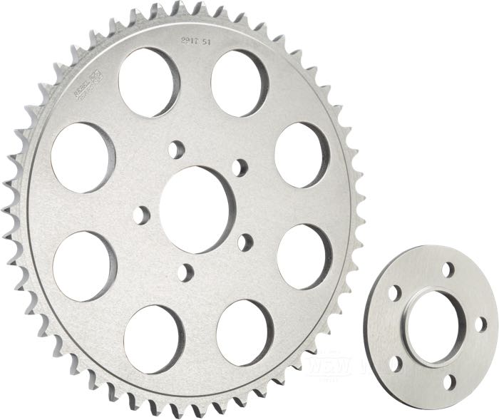 Couronne à chaîne; adaptable à Big Twin 1973-1985, Sportster 1979-1981; aluminium 7116 T6, argenté, satiné; déport: 6 mm; nombre de dents: 51; pas: 530 (5/8” x 3/8”); Ø collier centrage: 50 mm; avec entretoise; USA