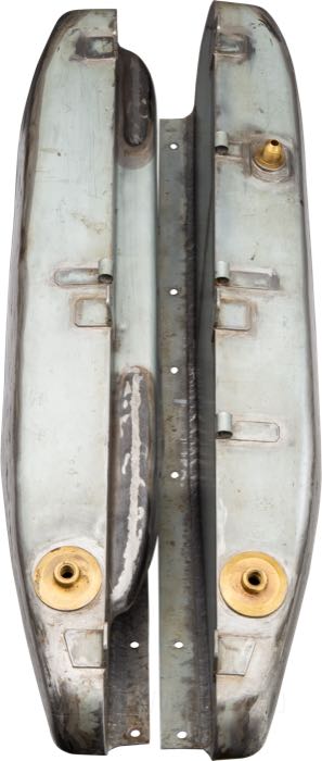 Benzin- und Öltanks »Racing«; passend für IOE Modelle 1916-1921; Stahlblech; Volumen: 8 l; erforderliche(r) Tankdeckel: Schraubgewinde 1.5”-24; erforderlicher Benzinhahn: 1/8” NPT; Bruttogewicht: 13.5 kg