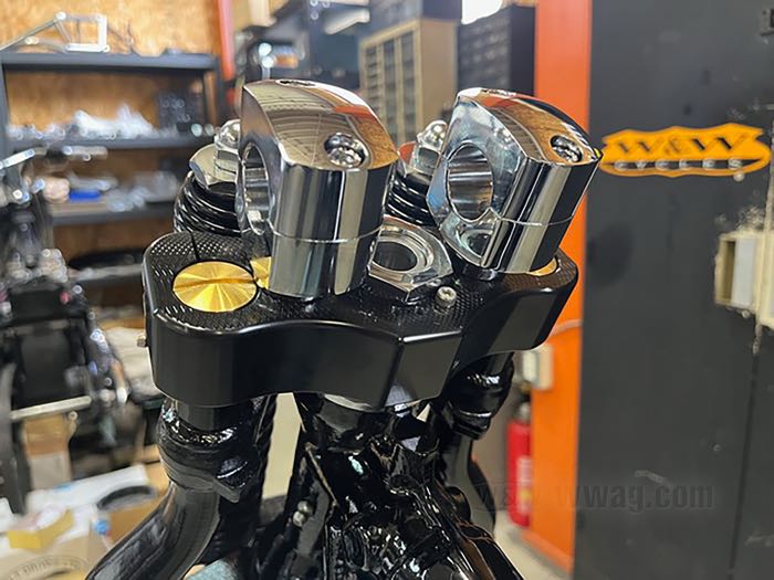Piastra forcella »Top Tee Inline« di Nacell; per Forcella Springer; atto per 1936-early 1946 Big Twin, 1940-1957 45 cui/750cc; alluminio billet, nero, anodizzato, distanzia fori per risers: 70 mm; Giappone; peso lordo: 400 g