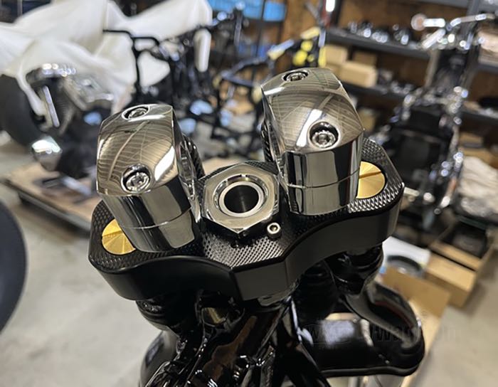 Piastra forcella »Top Tee Inline« di Nacell; per Forcella Springer; atto per 1936-early 1946 Big Twin, 1940-1957 45 cui/750cc; alluminio billet, nero, anodizzato, distanzia fori per risers: 70 mm; Giappone; peso lordo: 400 g