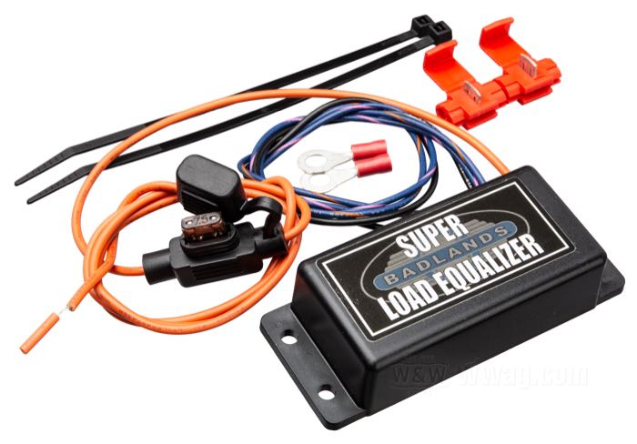 Compensador de potencia eléctrica de Badlands; apropiado para Softail 2011→, Dyna 2012-2017, Touring 2014→, Sportster 2014-2020; 12 V; posición: delantero; EE. UU.; peso bruto: 141 g