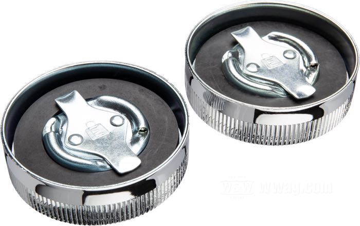 Tappo di serbatoio  »Eaton«; atto per modelli fine 1941-1954; impresso Eaton ; acciaio, cromato, alto bordo 18 mm, bordatura 10mm; Ø 65.5 mm; con deaerazione; con guarnizione in gomma; rimpiazza OEM HD 61103-36; peso lordo: 200 g