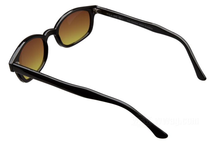 Sonnenbrille von Original KD’s; Polycarbonat; Breite: 132 mm; Material der Gläser: Polycarbonat; Farbe/Typ der Gläser: bernstein; Breite der Gläser G: 47.5 mm; mit Stoffetui; Bruttogewicht: 25 g