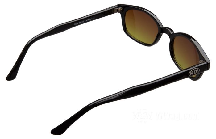 Sonnenbrille von Original KD’s; Polycarbonat; Breite: 132 mm; Material der Gläser: Polycarbonat; Farbe/Typ der Gläser: bernstein; Breite der Gläser G: 47.5 mm; mit Stoffetui; Bruttogewicht: 25 g