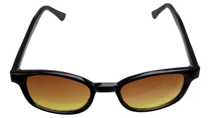 Sonnenbrille von Original KD’s; Polycarbonat; Breite: 132 mm; Material der Gläser: Polycarbonat; Farbe/Typ der Gläser: bernstein; Breite der Gläser G: 47.5 mm; mit Stoffetui; Bruttogewicht: 25 g