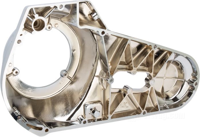 Coperchio primaria esterno; atto per FL 4 marce del 1970-1984; alluminio fuso, cromato, con supporti della pedana integrati; rimpiazza OEM HD 60508-70 e 60508-82TA; peso lordo: 2.39 kg