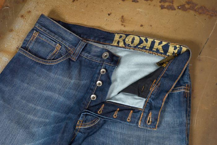 Jeans »Original ROKKER« von Rokker; Baumwolle / Dynatec, blau, stonewashed; Männer; US-Hosengröße: 30/34; Hüftumfang: 72-78 cm; mit Holzbox, Original Rokker T-Shirt, Booklet; Europa; Bruttogewicht: 3.14 kg