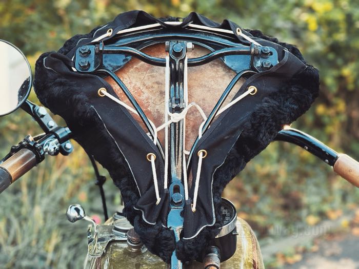 Sitzbezug von The Cyclery; Schaffell, schwarz; Länge x Breite: 460 x 460 mm; Europa; Bruttogewicht: 479 g