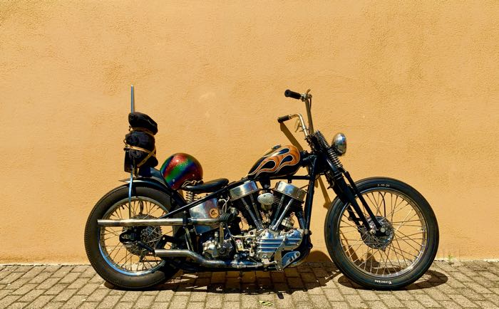 Springer Gabel »Classic inline« von The Cyclery; passend für Big Twin 1936-early 1946; Innengewinde Steuerkopf: 3/4”-14 UNS, Außengewinde Steuerkopf: 1”-24 UNS; Stahl, schwarz, kunststoffbeschichtet, verchromte Federn; Länge: 19”; Rake: 0 °; Über-/Unterlänge: Serie