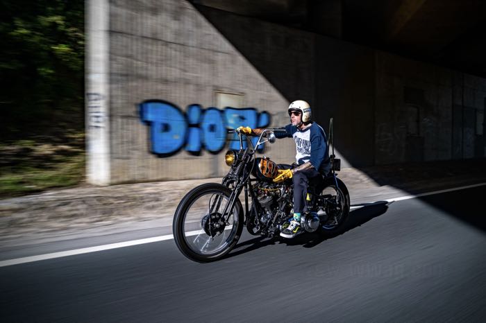 Springer Gabel »Classic inline« von The Cyclery; passend für Big Twin 1936-early 1946; Innengewinde Steuerkopf: 3/4”-14 UNS, Außengewinde Steuerkopf: 1”-24 UNS; Stahl, schwarz, kunststoffbeschichtet, verchromte Federn; Länge: 19”; Rake: 0 °; Über-/Unterlänge: Serie