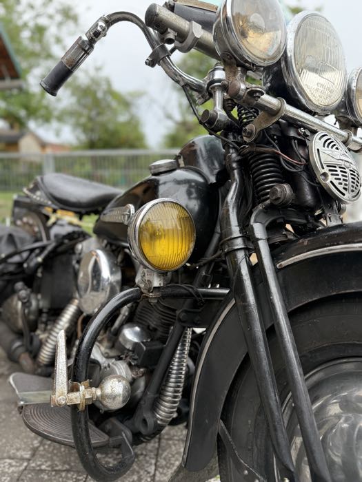 Phares additionels »Bullet Style«; adaptable à Big Twin 1938- early 1949; acier, chromé; longueur: 110 mm; Ø 125 mm; pour optique (Ø): 4-1/2”; type ampoule: spécial fil. simple; 6 V; culot: P30S/2517; pre-focus; avec ampoule 6 V; avec optique; avec le support / avec les supports; remplace OEM HD 11366-38 et 68650-38; poids brut: 1.81 kg