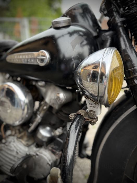 Phares additionels »Bullet Style«; adaptable à Big Twin 1938- early 1949; acier, chromé; longueur: 110 mm; Ø 125 mm; pour optique (Ø): 4-1/2”; type ampoule: spécial fil. simple; 6 V; culot: P30S/2517; pre-focus; avec ampoule 6 V; avec optique; avec le support / avec les supports; remplace OEM HD 11366-38 et 68650-38; poids brut: 1.81 kg