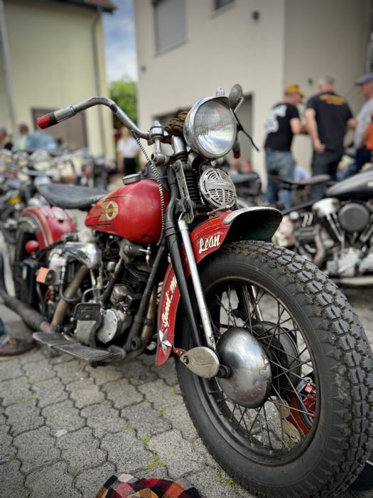 Springer Gabel »Concours« von The Cyclery; passend für Big Twins 1937; Innengewinde Steuerkopf: 3/4”-14 UNS, Außengewinde Steuerkopf: 1”-24 UNS; Stahl, blank / parkerisiert, parkerisierte federn; Länge: 19”; Rake: 0 °; mit Zentrierring; Polen; Bruttogewicht: 20 kg